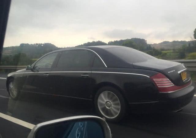 偶遇千万级豪车,车牌是豹子号十分霸气,看到车标立马踩刹车!