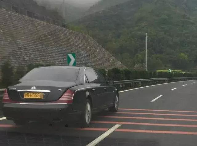 偶遇千万级豪车,车牌是豹子号十分霸气,看到车标立马踩刹车!