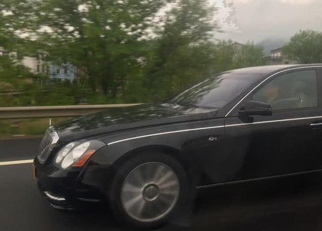 偶遇千万级豪车,车牌是豹子号十分霸气,看到车标立马踩刹车!